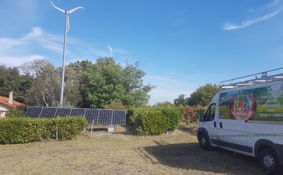 panneaux photovoltaïques dans un espace vert