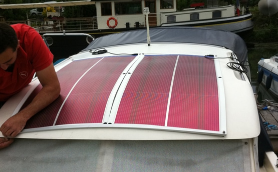 panneaux photovoltaïques souples sur un bateau
