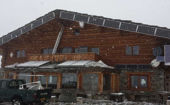 panneaux photovoltaïques sur un chalet